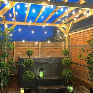 https://the-cheshire-gathering-sleeps-up-to-30-with-hot-tub.hotelsin-chester.com
