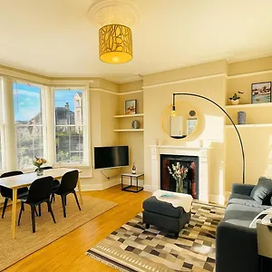 https://apt-bright-spacious-with-off-road-parking.tophotelsbath.com